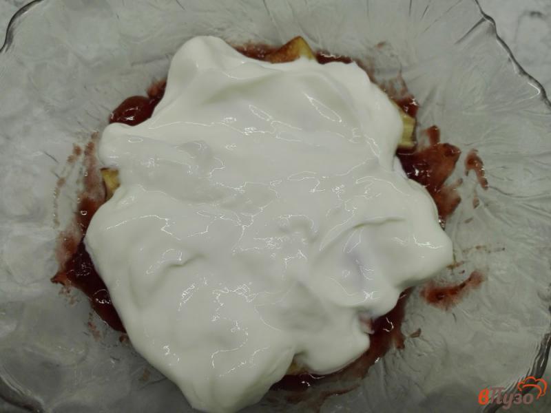 Фото приготовление рецепта: Йогурт с персиком, клубникой и семенами льна шаг №5