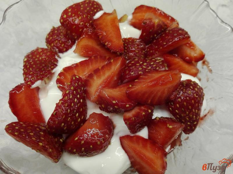 Фото приготовление рецепта: Йогурт с персиком, клубникой и семенами льна шаг №6