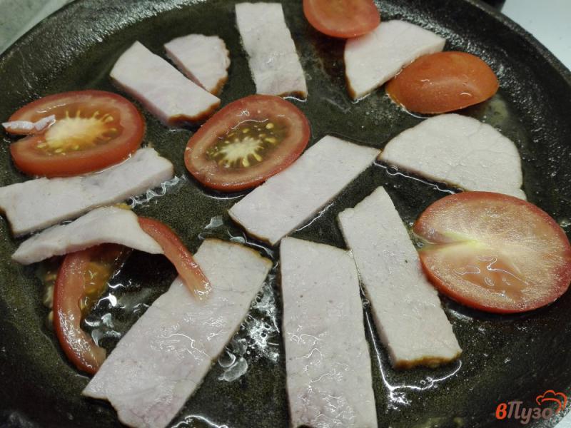 Фото приготовление рецепта: Яичница с мясом, помидорами и прованскими травами шаг №2