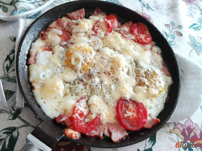 Фото приготовление рецепта: Яичница с мясом, помидорами и прованскими травами шаг №6
