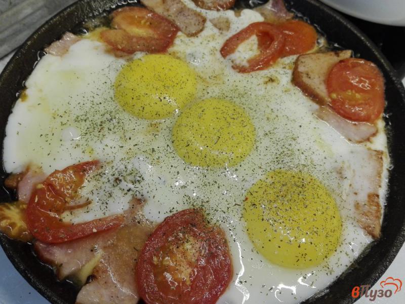 Фото приготовление рецепта: Яичница с мясом, помидорами и прованскими травами шаг №5