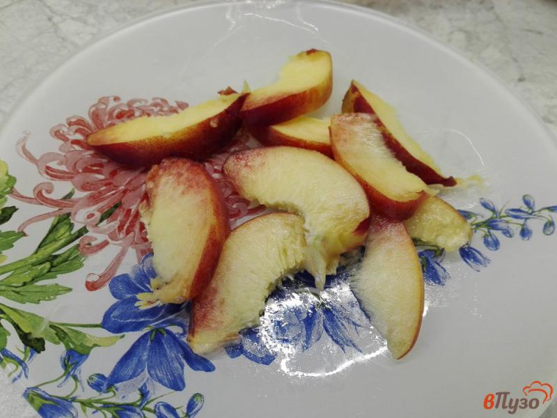 Фото приготовление рецепта: Фруктовый салат из персика и банана с творогом и маком шаг №1
