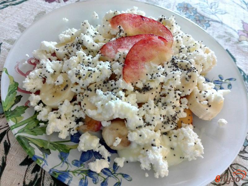 Фото приготовление рецепта: Фруктовый салат из персика и банана с творогом и маком шаг №5