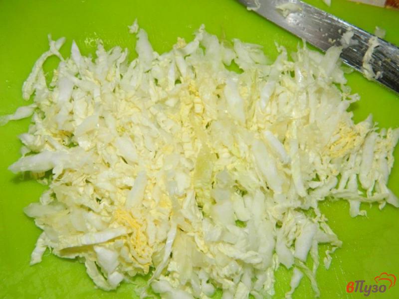 Фото приготовление рецепта: Салат с пекинской капустой, редисом и сыром шаг №1