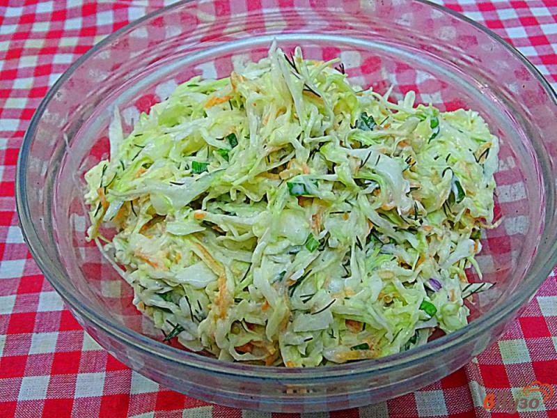 Фото приготовление рецепта: Салат из молодой капусты шаг №9