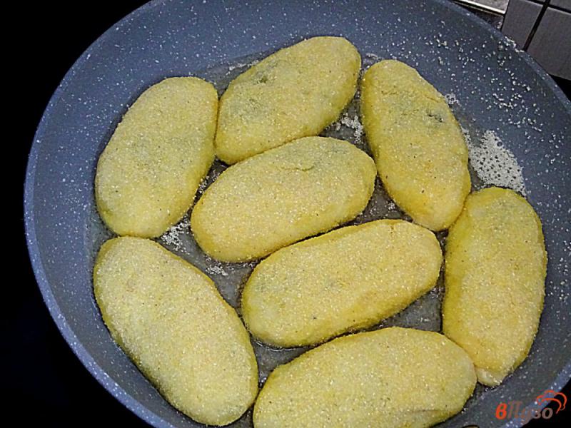 Фото приготовление рецепта: Картофельные зразы с подберёзовиками шаг №8