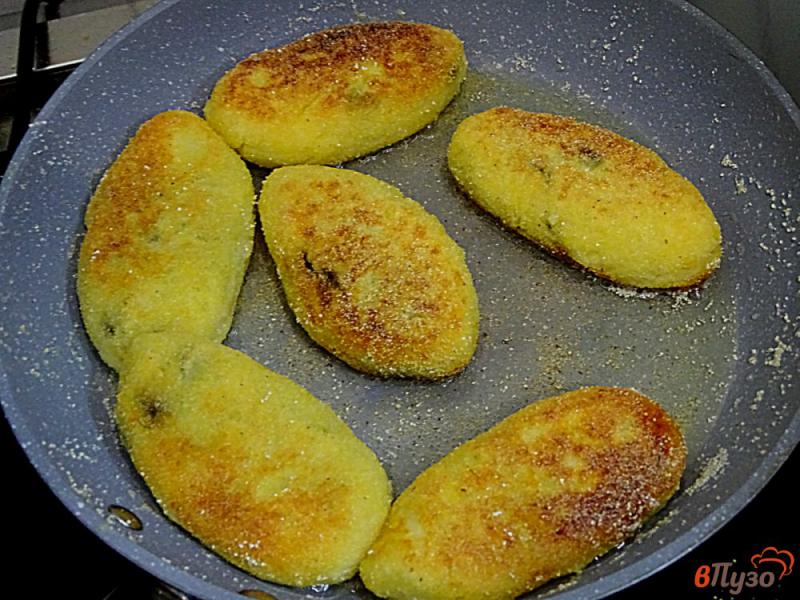 Фото приготовление рецепта: Картофельные зразы с подберёзовиками шаг №9