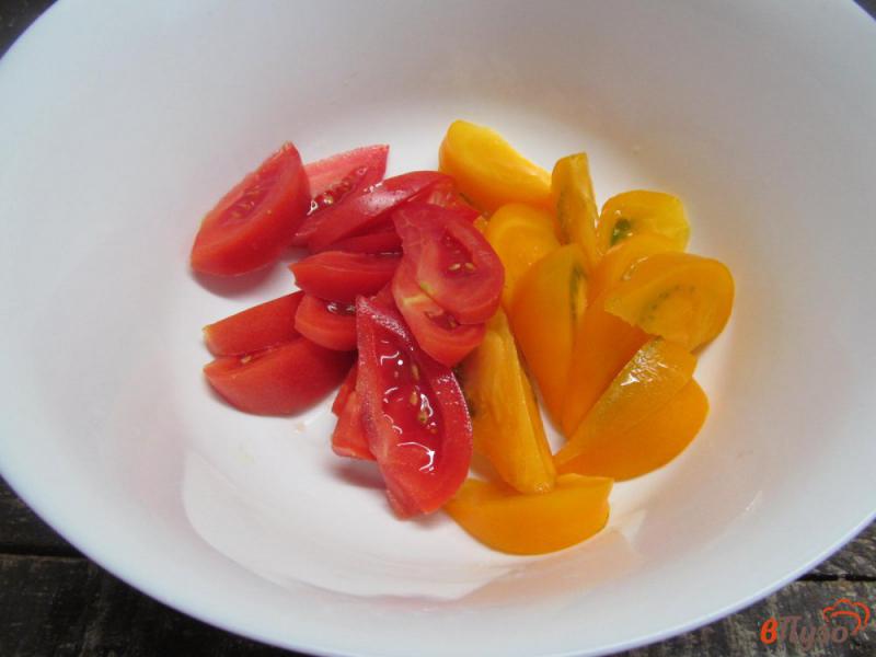 Фото приготовление рецепта: Сливочный томатный салат с базиликом шаг №1