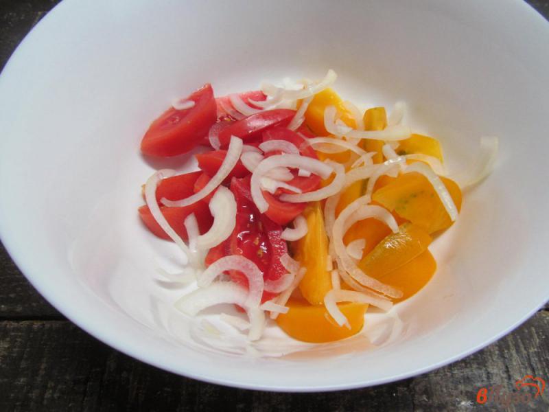Фото приготовление рецепта: Сливочный томатный салат с базиликом шаг №2