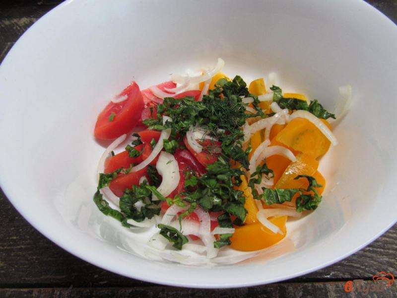 Фото приготовление рецепта: Сливочный томатный салат с базиликом шаг №3