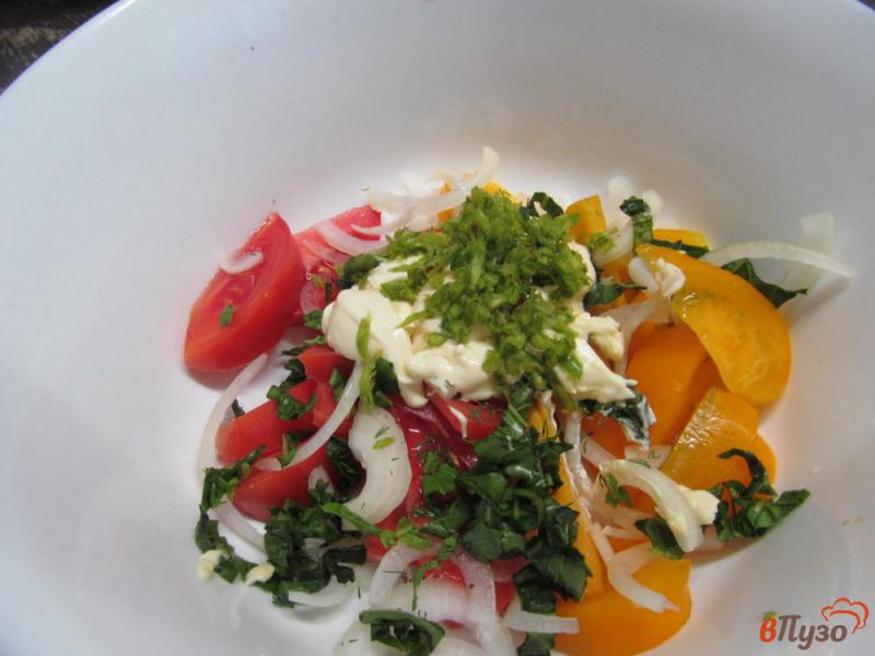 Фото приготовление рецепта: Сливочный томатный салат с базиликом шаг №4