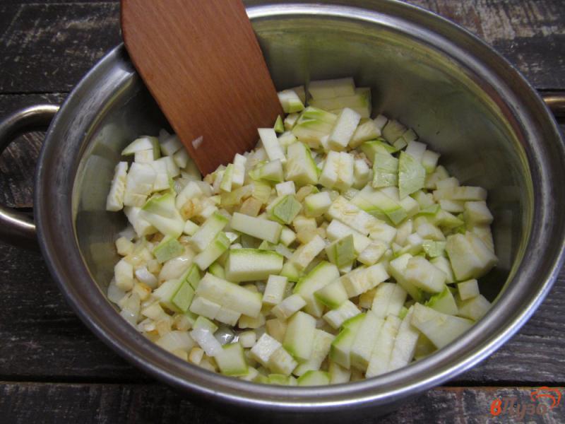 Фото приготовление рецепта: Суп из фасоли с кабачком шаг №2