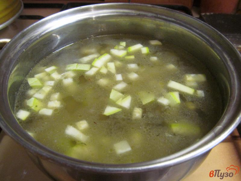 Фото приготовление рецепта: Суп из фасоли с кабачком шаг №4