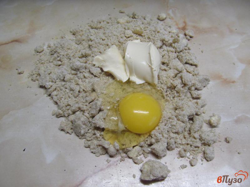 Фото приготовление рецепта: Ржаные сконы с черешней и сыром шаг №3