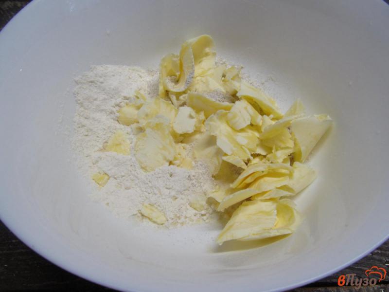 Фото приготовление рецепта: Ржаные сконы с черешней и сыром шаг №2