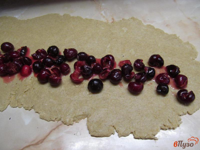 Фото приготовление рецепта: Ржаные сконы с черешней и сыром шаг №6