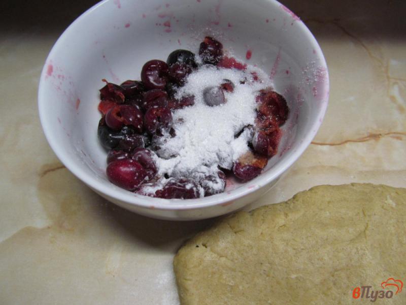 Фото приготовление рецепта: Ржаные сконы с черешней и сыром шаг №5