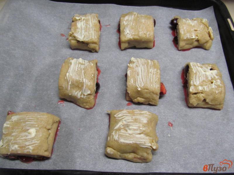 Фото приготовление рецепта: Ржаные сконы с черешней и сыром шаг №9