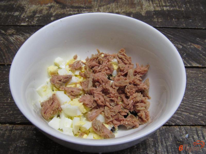 Фото приготовление рецепта: Салат с фасолью говядиной и маринованным огурцом шаг №3