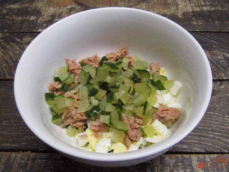 Фото приготовление рецепта: Салат с фасолью говядиной и маринованным огурцом шаг №4