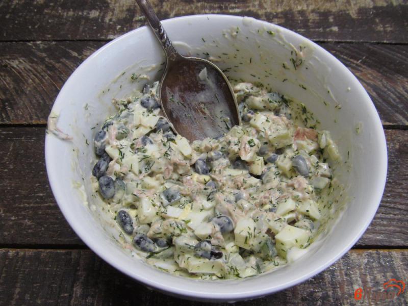 Фото приготовление рецепта: Салат с фасолью говядиной и маринованным огурцом шаг №6