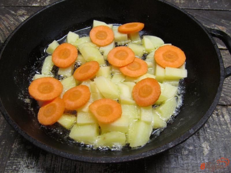 Фото приготовление рецепта: Жареный картофель с грибами и капустой шаг №2