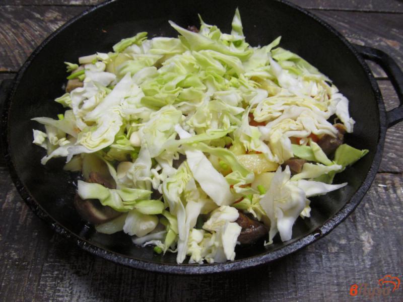 Фото приготовление рецепта: Жареный картофель с грибами и капустой шаг №5