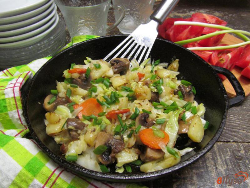 Фото приготовление рецепта: Жареный картофель с грибами и капустой шаг №6