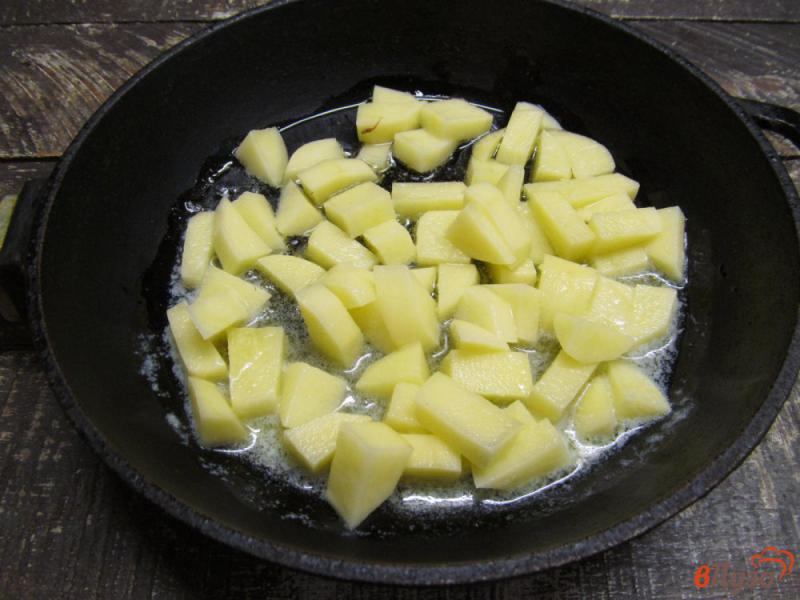 Фото приготовление рецепта: Жареный картофель с грибами и капустой шаг №1