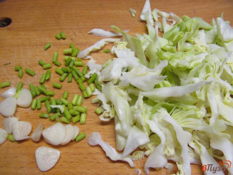 Фото приготовление рецепта: Жареный картофель с грибами и капустой шаг №4