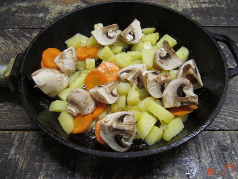 Фото приготовление рецепта: Жареный картофель с грибами и капустой шаг №3