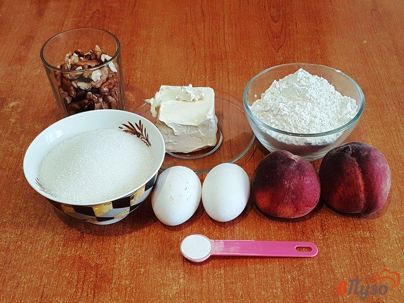 Фото приготовление рецепта: Персиковая шарлотка с орехами шаг №1