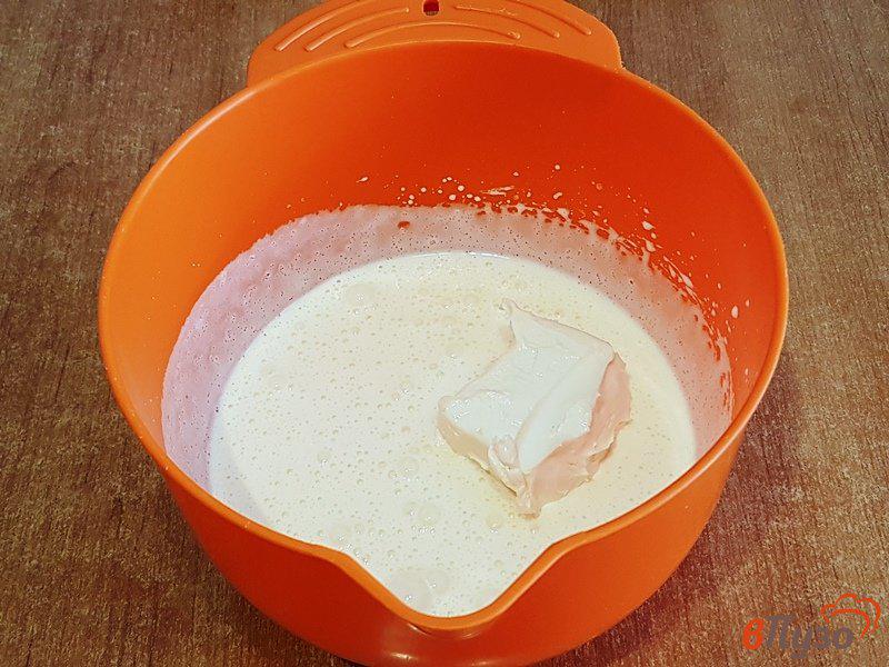 Фото приготовление рецепта: Персиковая шарлотка с орехами шаг №3