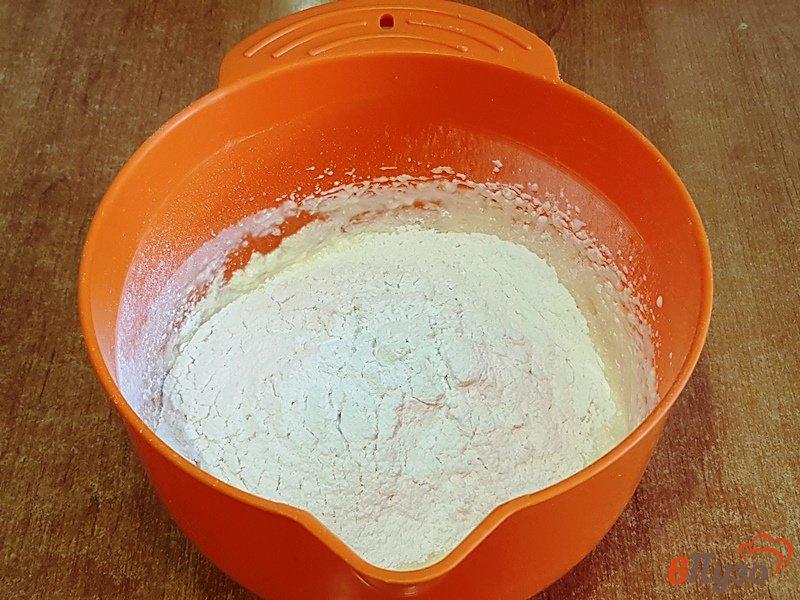 Фото приготовление рецепта: Персиковая шарлотка с орехами шаг №4