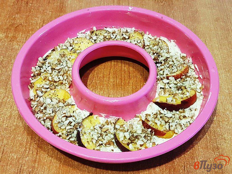 Фото приготовление рецепта: Персиковая шарлотка с орехами шаг №8