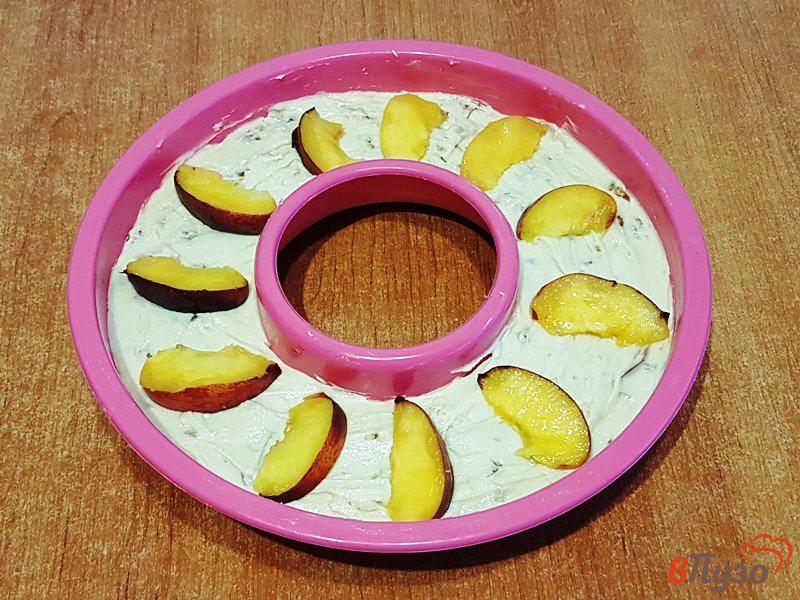 Фото приготовление рецепта: Персиковая шарлотка с орехами шаг №10
