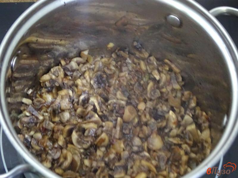 Фото приготовление рецепта: Гречневая каша с грибами шаг №4