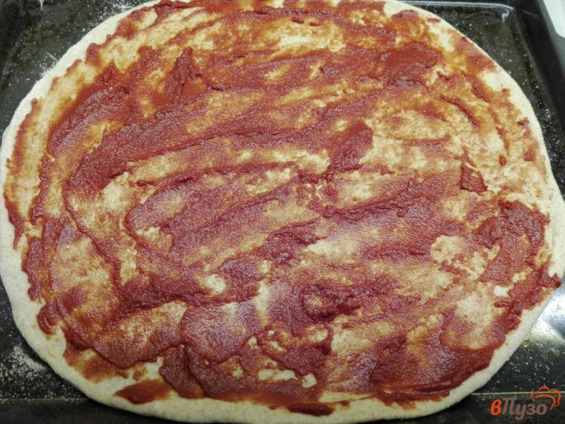 Фото приготовление рецепта: Цельнозерновая пицца с курицей и помидорами шаг №6