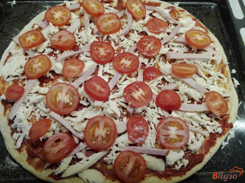 Фото приготовление рецепта: Цельнозерновая пицца с курицей и помидорами шаг №8