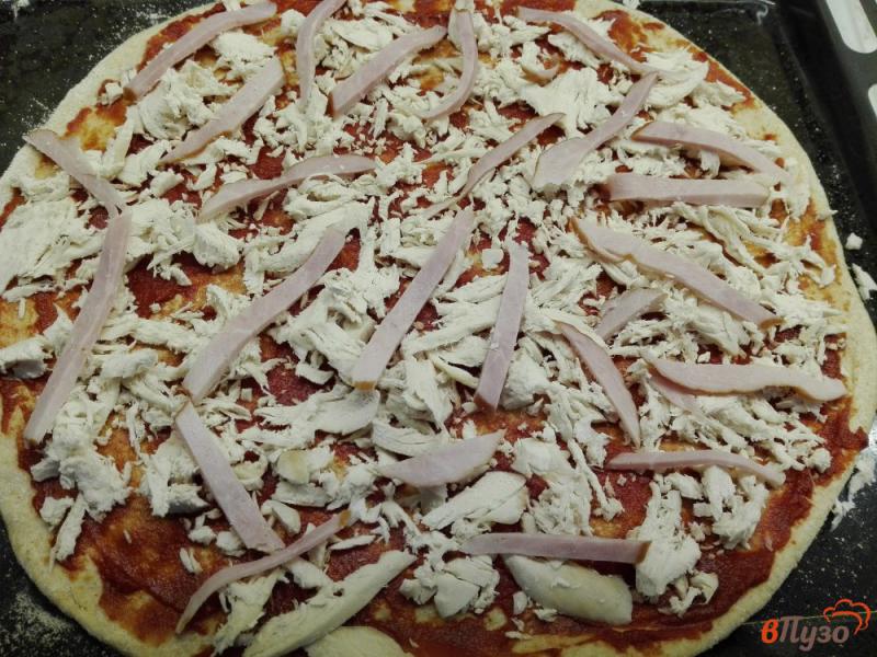 Фото приготовление рецепта: Цельнозерновая пицца с курицей и помидорами шаг №7