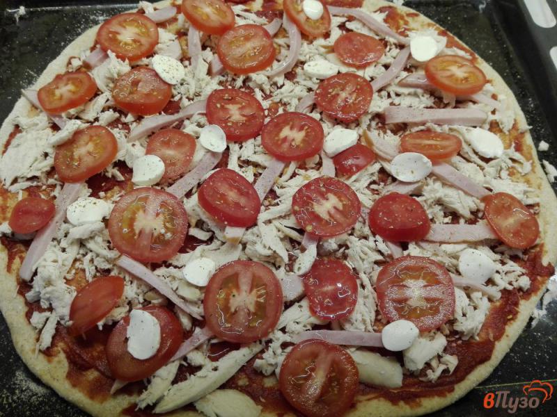 Фото приготовление рецепта: Цельнозерновая пицца с курицей и помидорами шаг №9