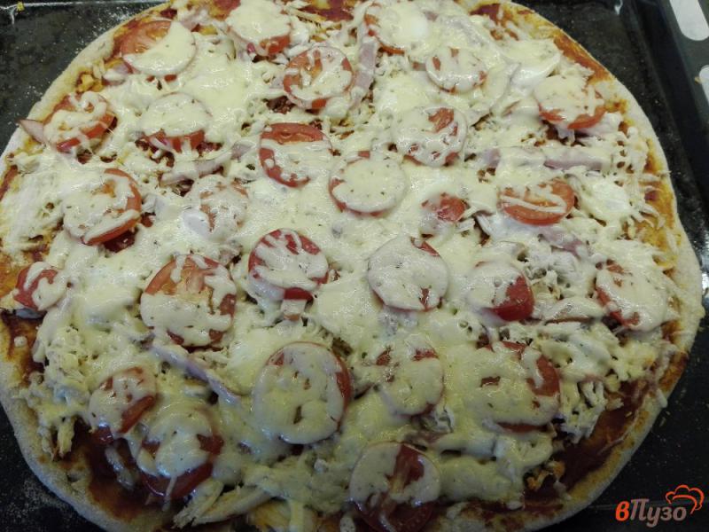 Фото приготовление рецепта: Цельнозерновая пицца с курицей и помидорами шаг №11
