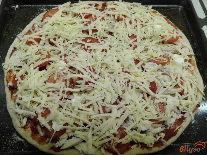 Фото приготовление рецепта: Цельнозерновая пицца с курицей и помидорами шаг №10