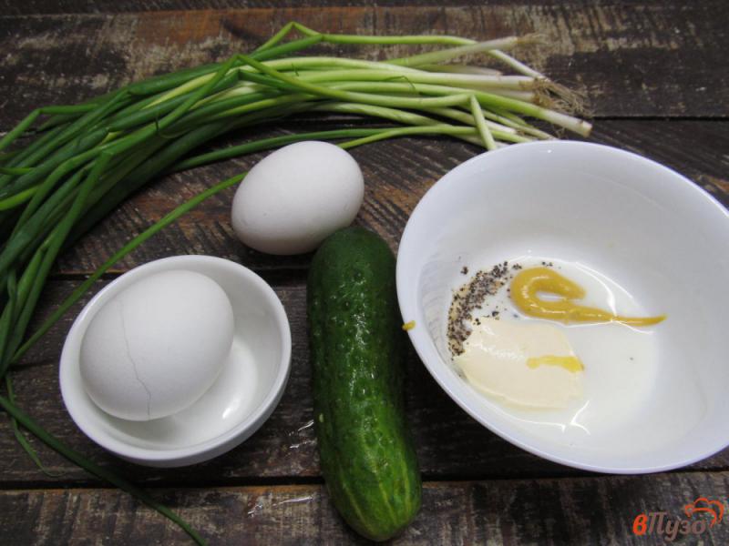 Фото приготовление рецепта: Слоеный салат из огурца с яйцом шаг №1