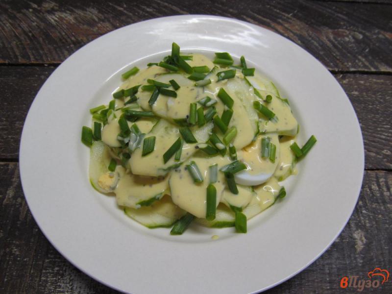 Фото приготовление рецепта: Слоеный салат из огурца с яйцом шаг №4