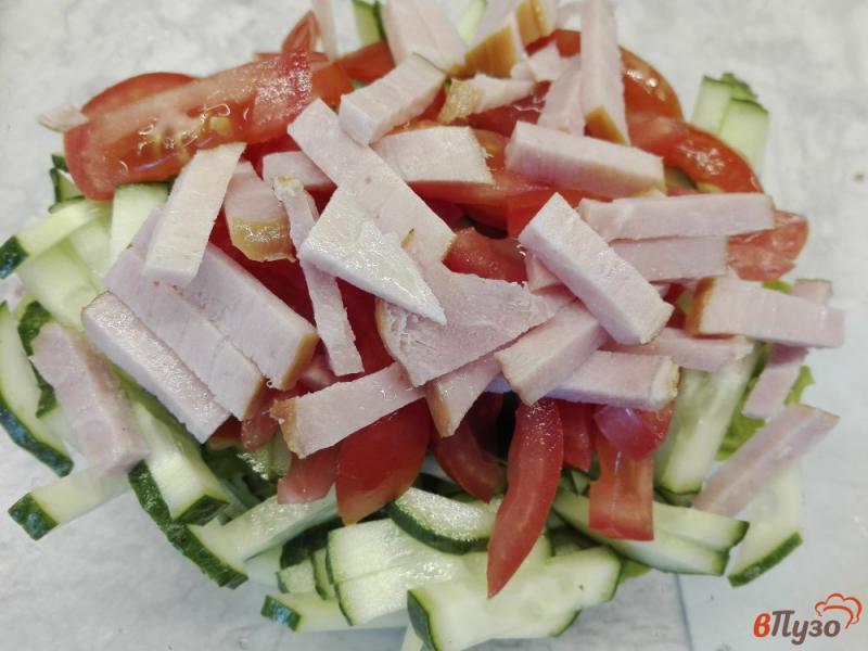 Фото приготовление рецепта: Овощной салат с копченым мясом, перепелиными яйцами и кунжутом шаг №4