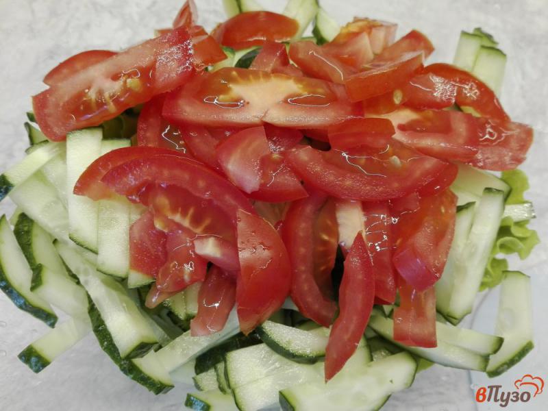 Фото приготовление рецепта: Овощной салат с копченым мясом, перепелиными яйцами и кунжутом шаг №3