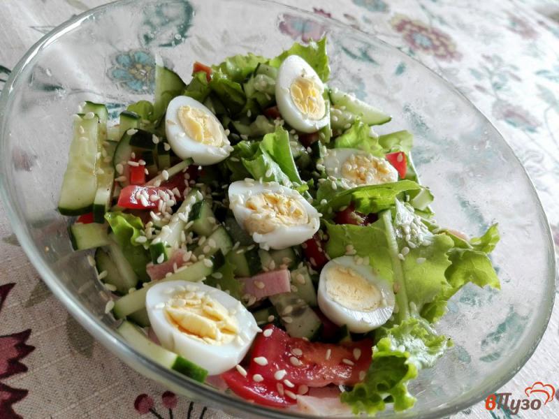 Фото приготовление рецепта: Овощной салат с копченым мясом, перепелиными яйцами и кунжутом шаг №6