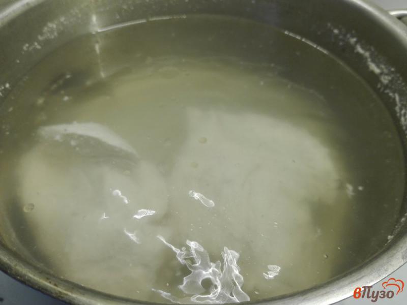 Фото приготовление рецепта: Томатный куриный суп с укропом шаг №1