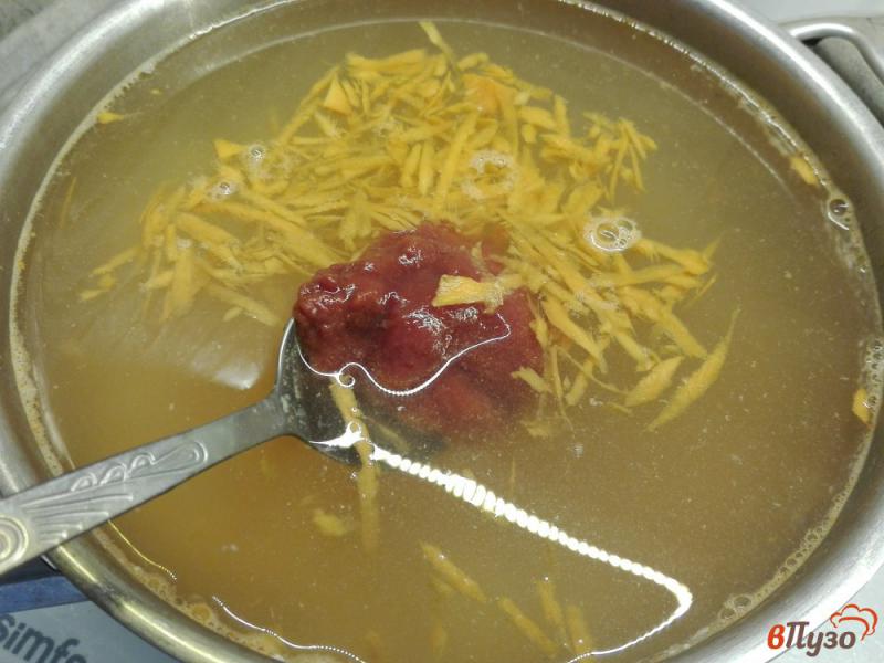 Фото приготовление рецепта: Томатный куриный суп с укропом шаг №5